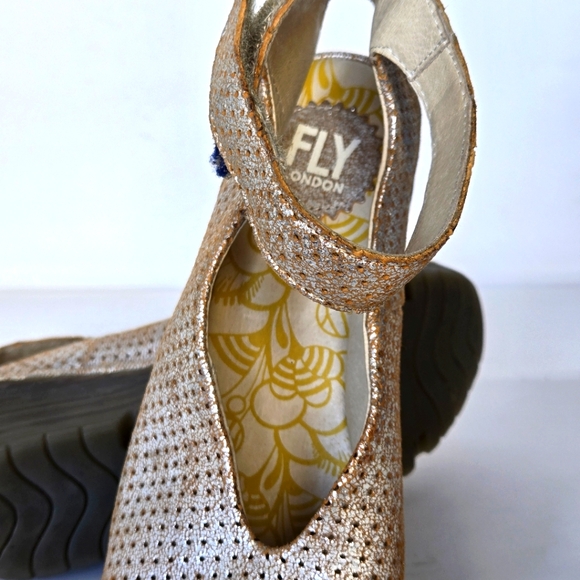 Fly London Yala pearl perforated open toe light-colored wedge heel-EUC size 8 - Picture 7 of 8
